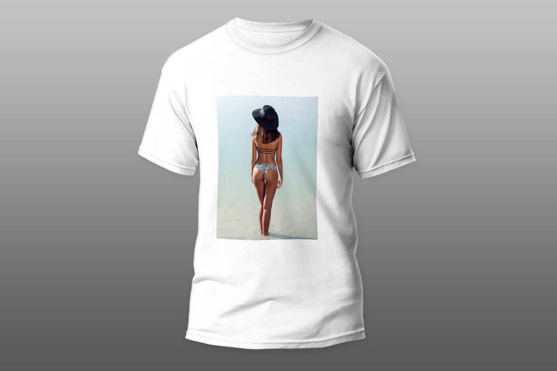 Attractive tanned woman with hat camiseta T-shirt - Top Content | POD Collection | Free Shipping